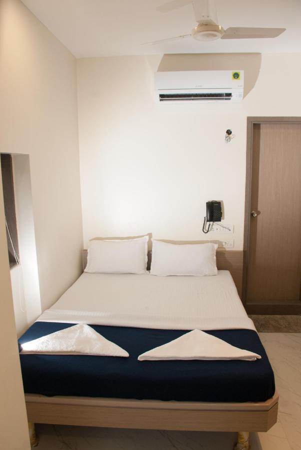City Hotel Mumbai  Buitenkant foto
