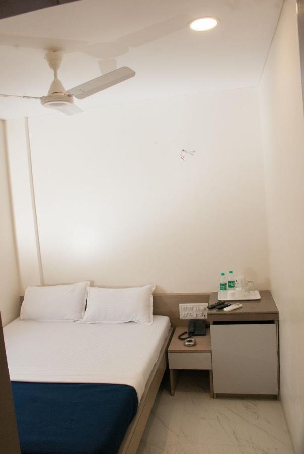 City Hotel Mumbai  Buitenkant foto