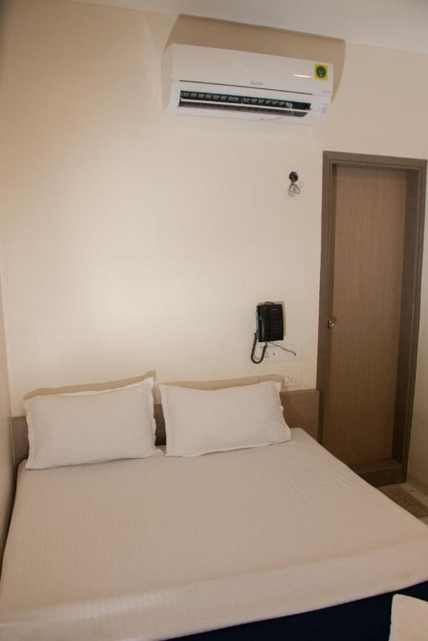 City Hotel Mumbai  Buitenkant foto
