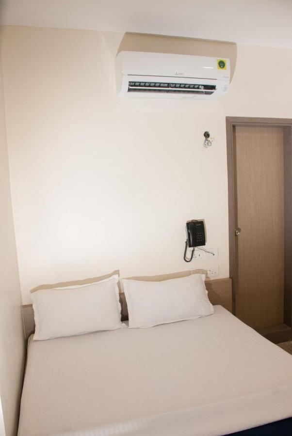 City Hotel Mumbai  Buitenkant foto